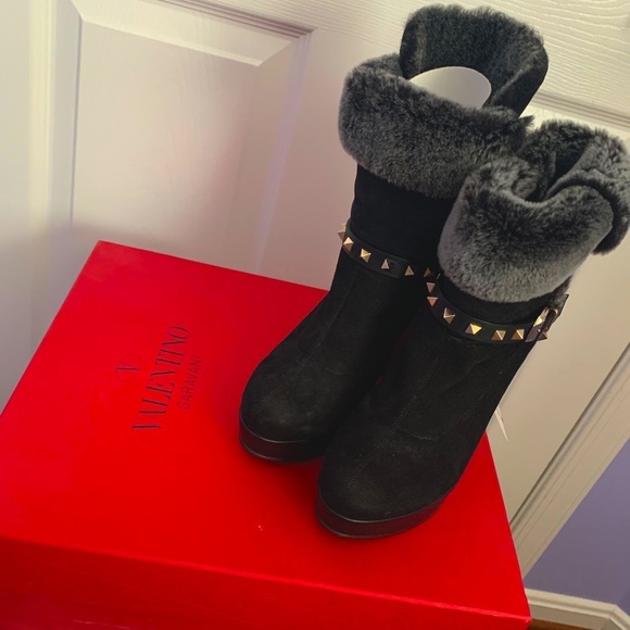 Valentino Black Suede and Faux Fur Rockstud boots - Picture 2 of 5